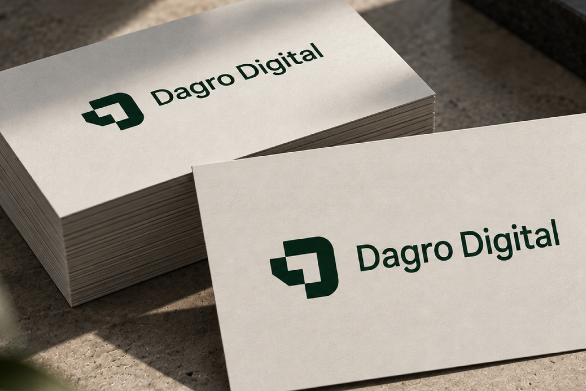 Visitekaartjes van Dagro Digital met het donkergroene logo op gestructureerd papier