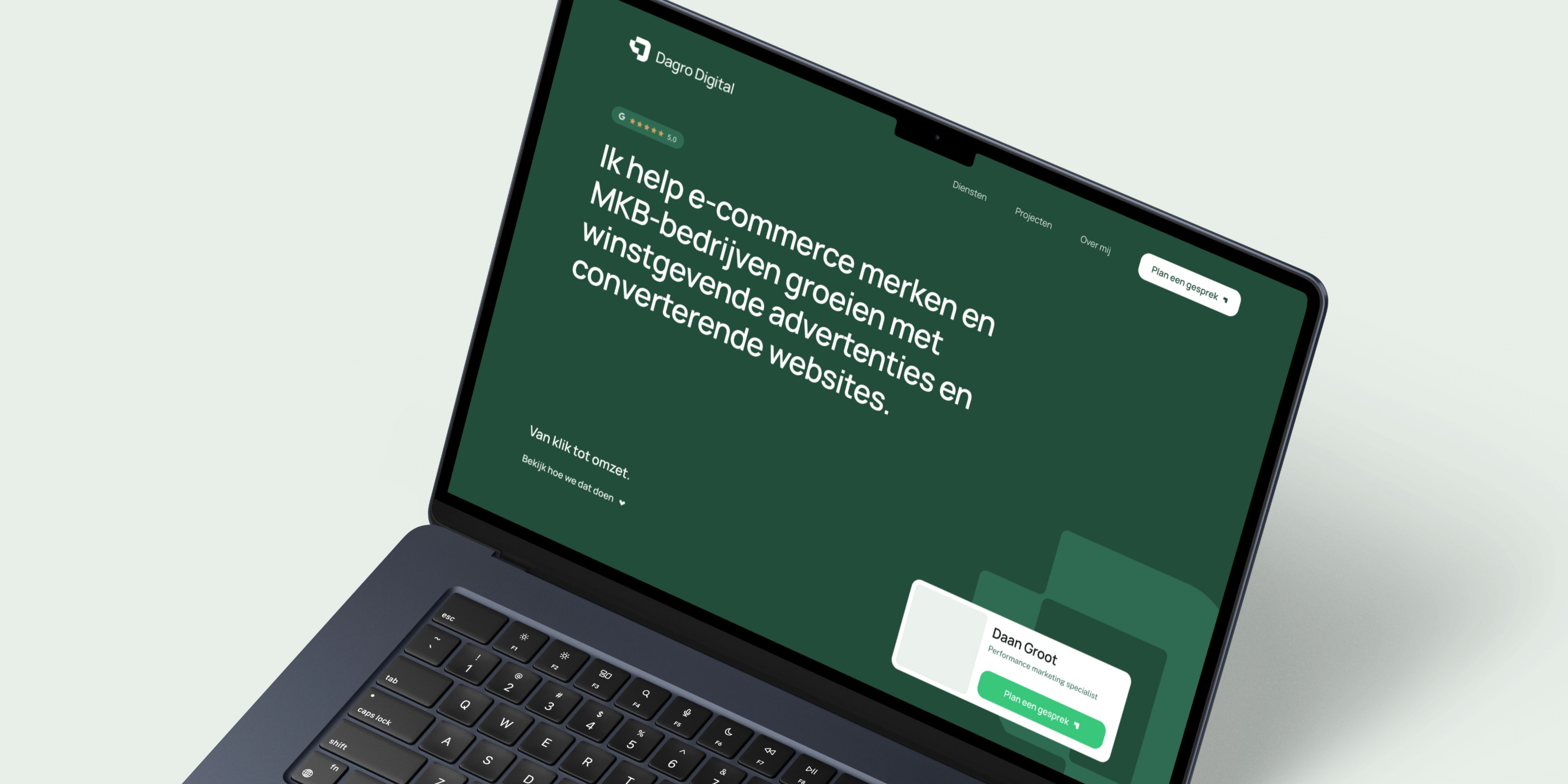 De homepage van Dagro Digital op een laptop: een donkergroene hero met kop en contactkaart