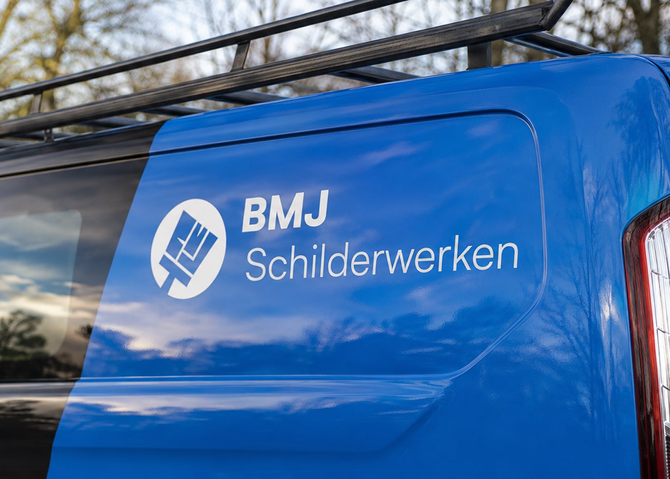 Bedrijfsbus met het vernieuwde logo van BMJ Schilderwerken, na de rebranding