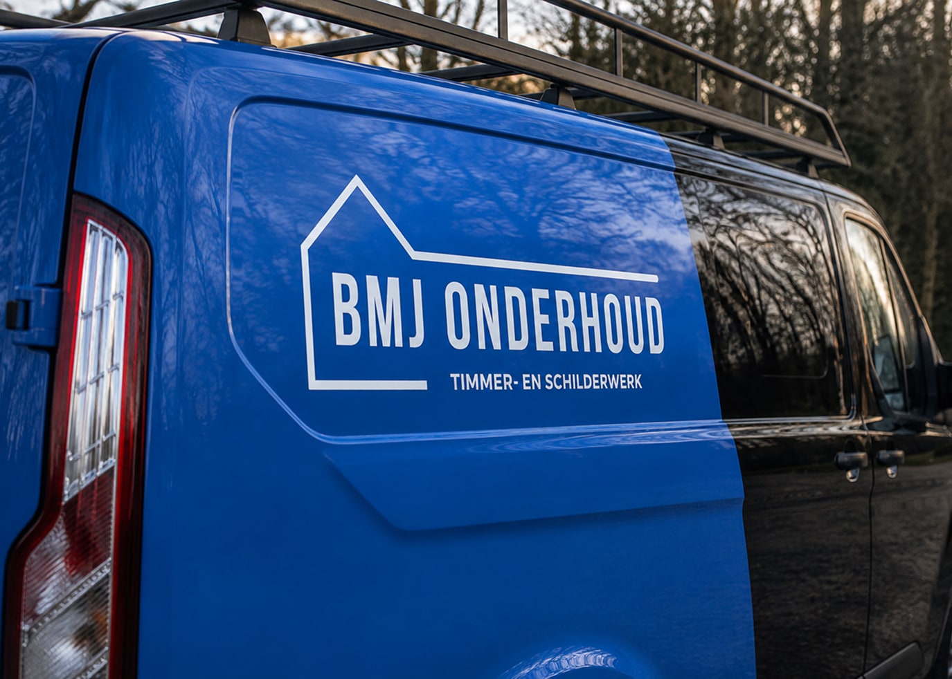 Bedrijfsbus met de oude huisstijl 'BMJ Onderhoud', vóór de rebranding naar BMJ Schilderwerken