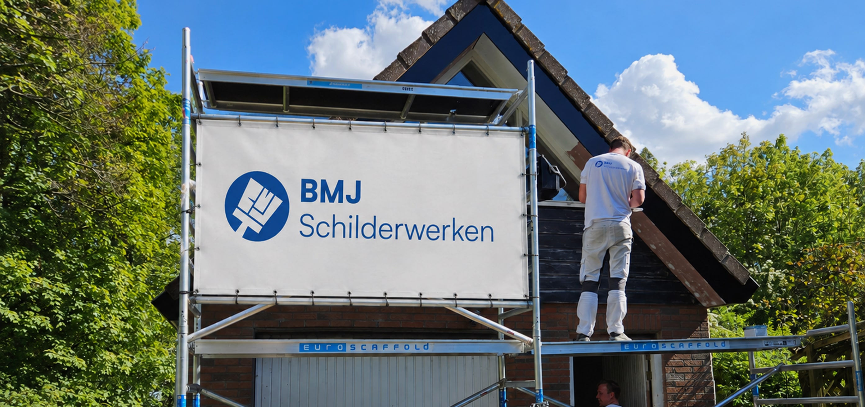 Bouwbord van BMJ Schilderwerken op de steiger tijdens een schilderproject