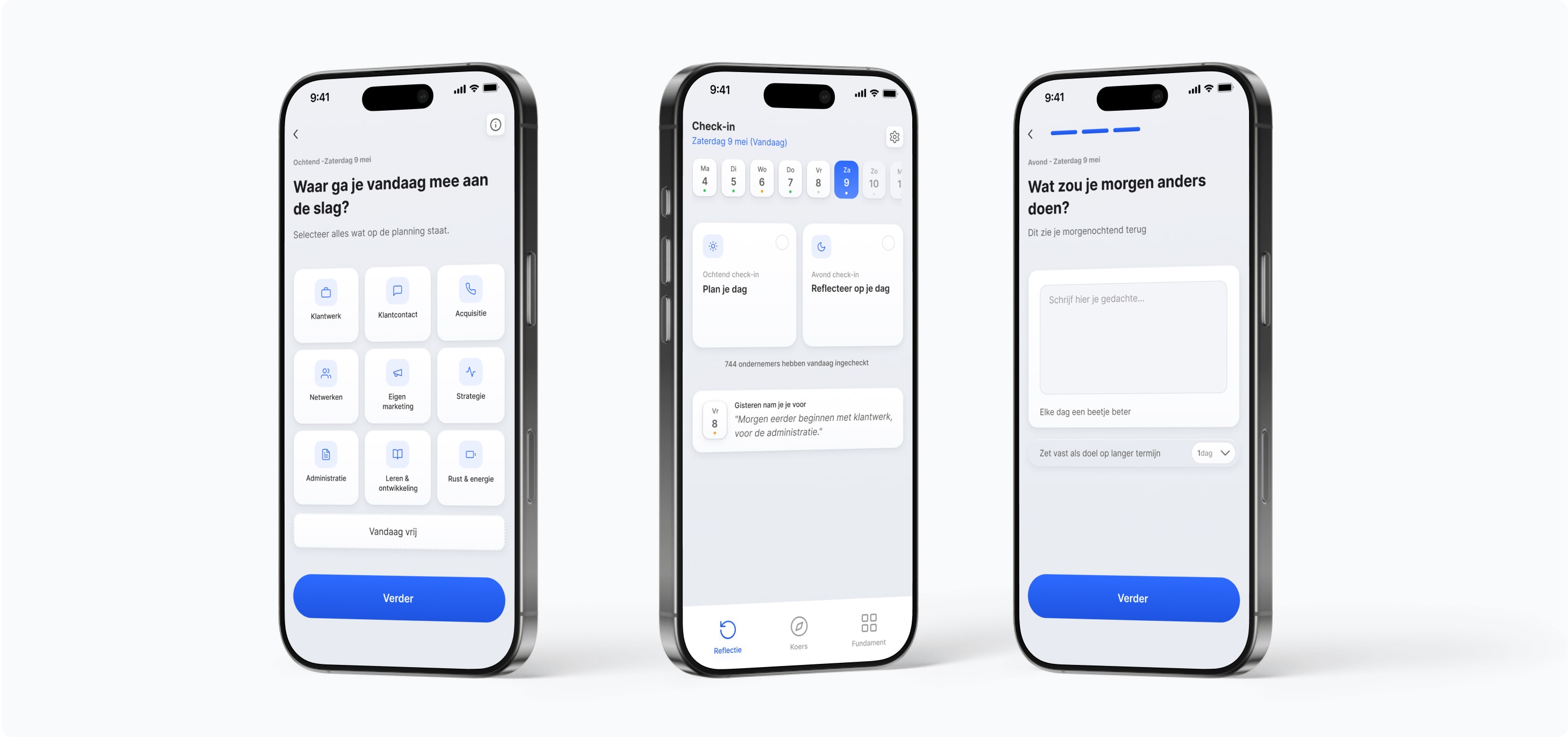 Drie smartphoneschermen met de onboardingflow van de Koers-app: dagplanning, check-in en dagafsluiting