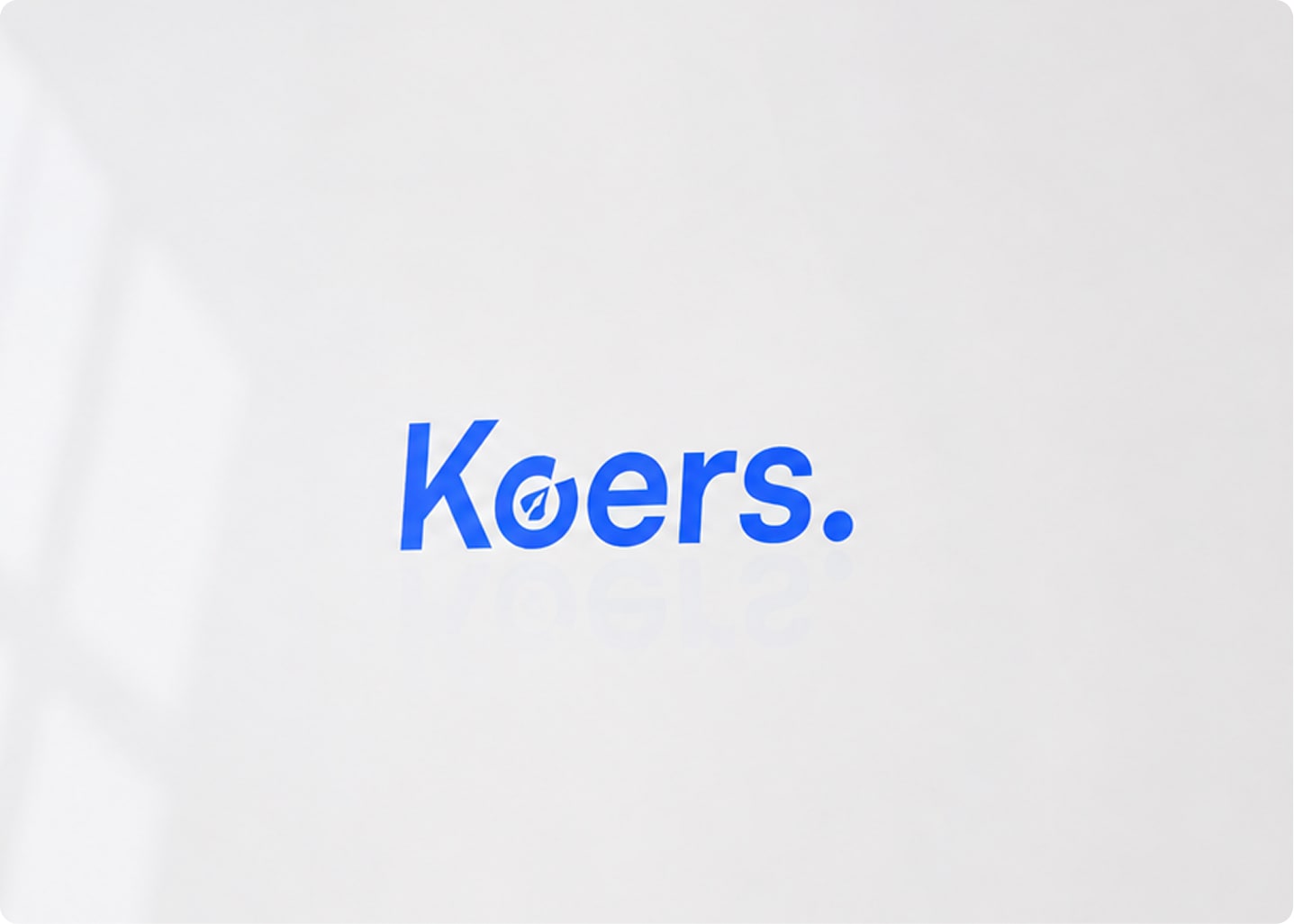 Het woordmerk 'Koers.' van de Koers-app op een mockup-kaart