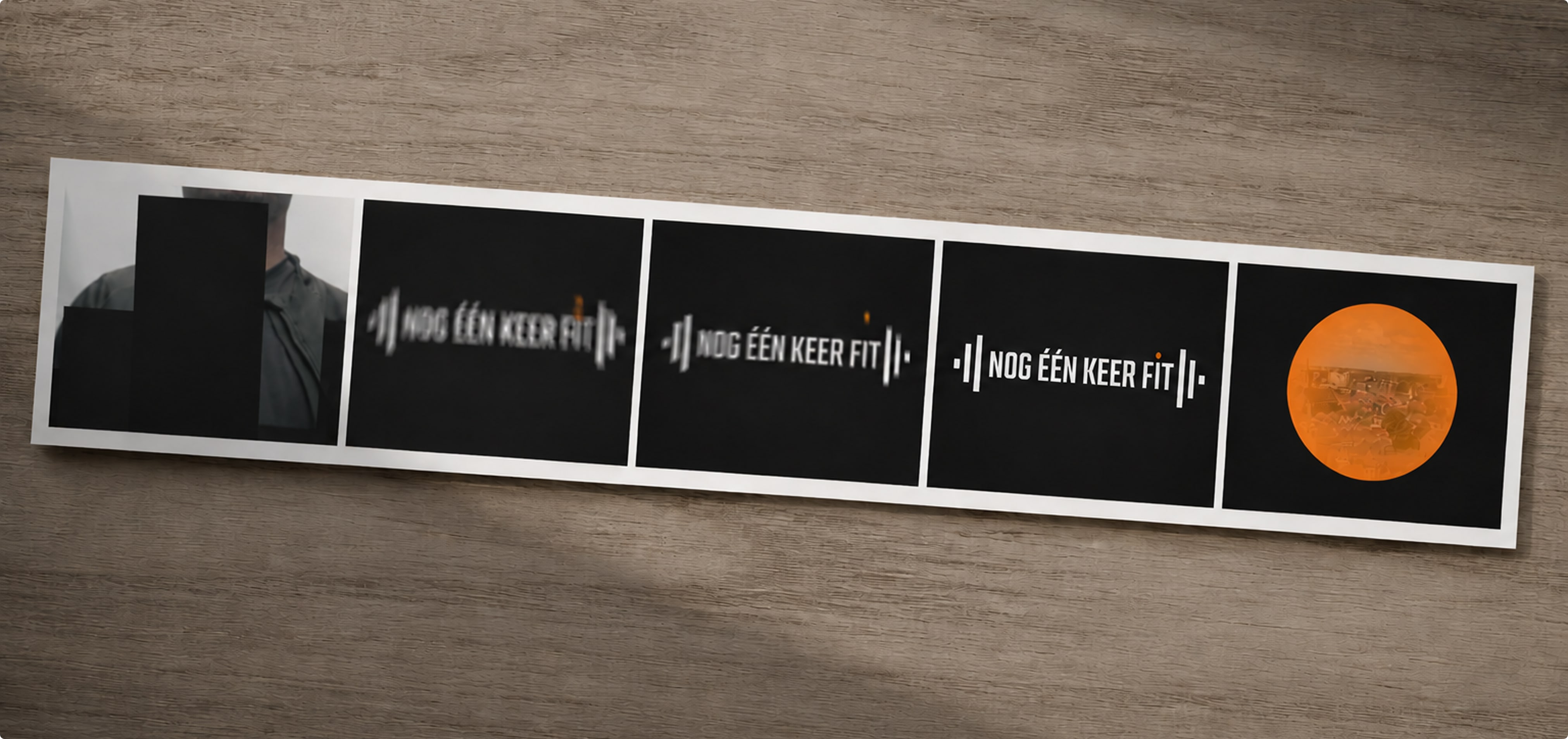Storyboard met vijf frames uit de tv-bumper van Nog Eén Keer Fit, gedrukt en op een houten ondergrond gefotografeerd